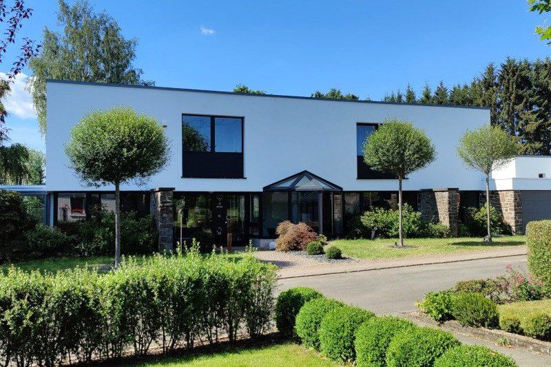 Flachdach-Villa in Reinsfeld nach der Fassadenreinigung