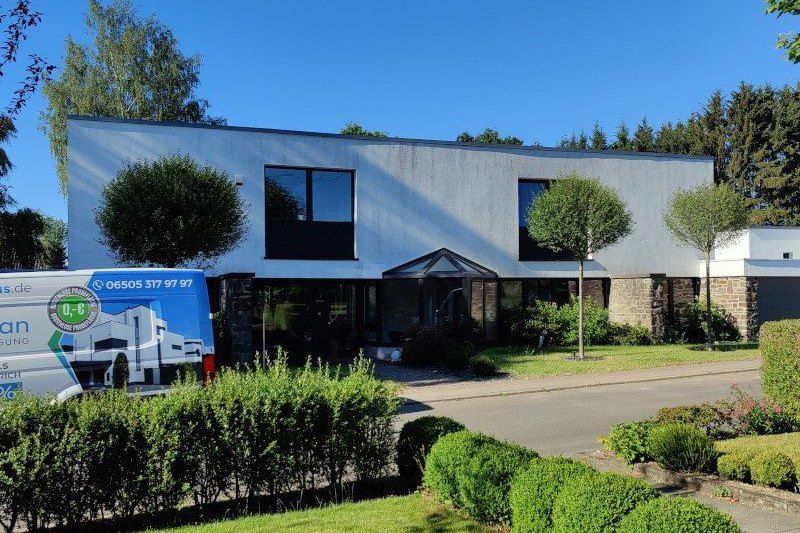 Flachdach-Villa in Reinsfeld vor der Fassadenreinigung