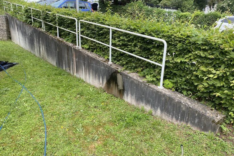 Sichtbetonmauer in Trier vor der Fassadenreinigung