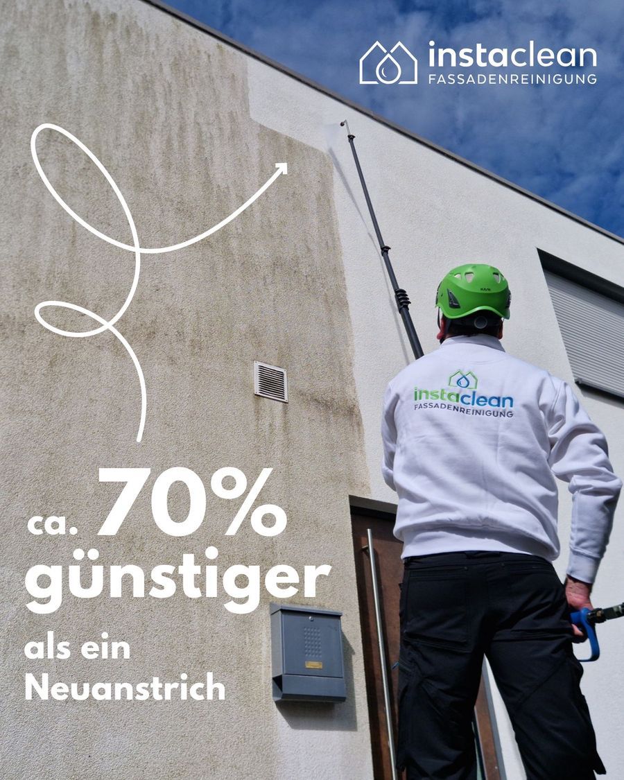 instaclean-Mitarbeiter reinigt mit Teleskoplanze eine Fassade, daneben die Angabe ca. 70% günstiger als ein Neuanstrich
