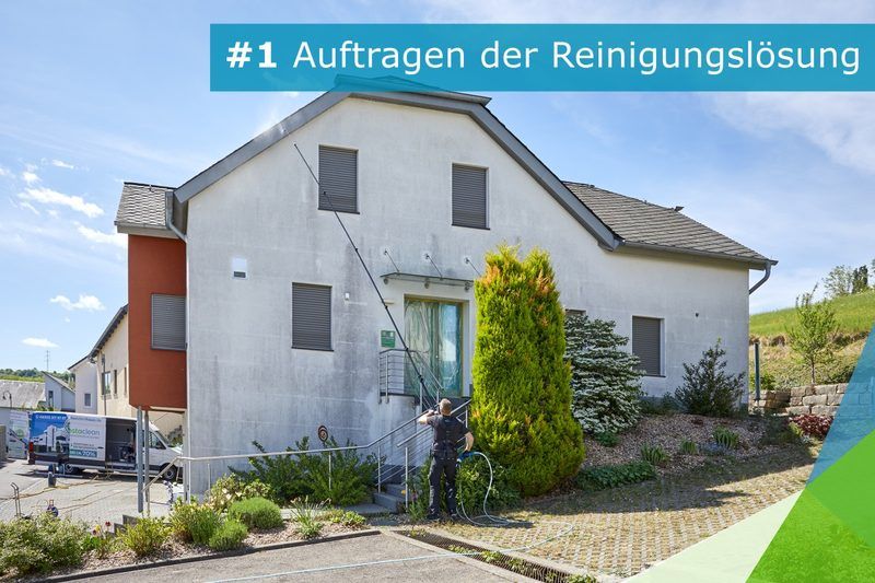 Schritt 1 – Reinigungslösung wird auf die Fassade aufgetragen